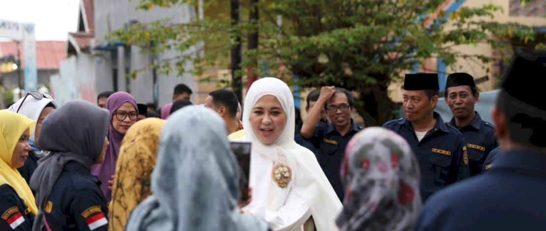 Wakil Wali Kota Makassar, Fatmawati Rusdi, ikut turun bersafari Ramadan menyapa warga Lorong Wisata. 
