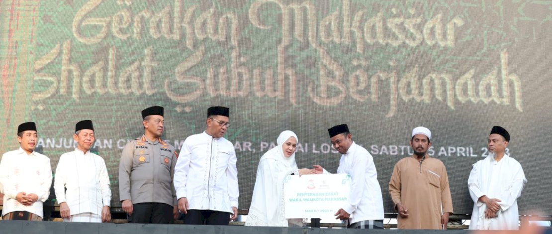 Fatmawati Rusdi menyerahkan zakat, infak serta sedekah kepada Baznas Makassar untuk kemudian disalurkan kepada yang berhak menerima.
