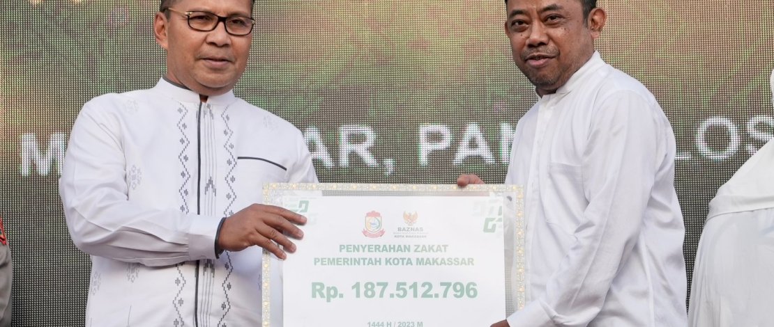 Wali Kota Makassar Moh Ramdhan "Danny" Pomanto menyerahkan zakat mal atau harta lewat Badan Amil Zakat Nasional (Baznas) Kota Makassar.