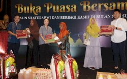 Manajemen The Rinra, Phinisi Point dan Passokorang Beri Bingkisan ke Tiga Panti Asuhan