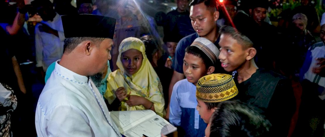 Usai melaksanakan Salat berjamaah, sejumlah anak-anak mendatangi Gubernur Sulsel, meminta tandatangan untuk pengisian buku amaliyah Ramadan.
