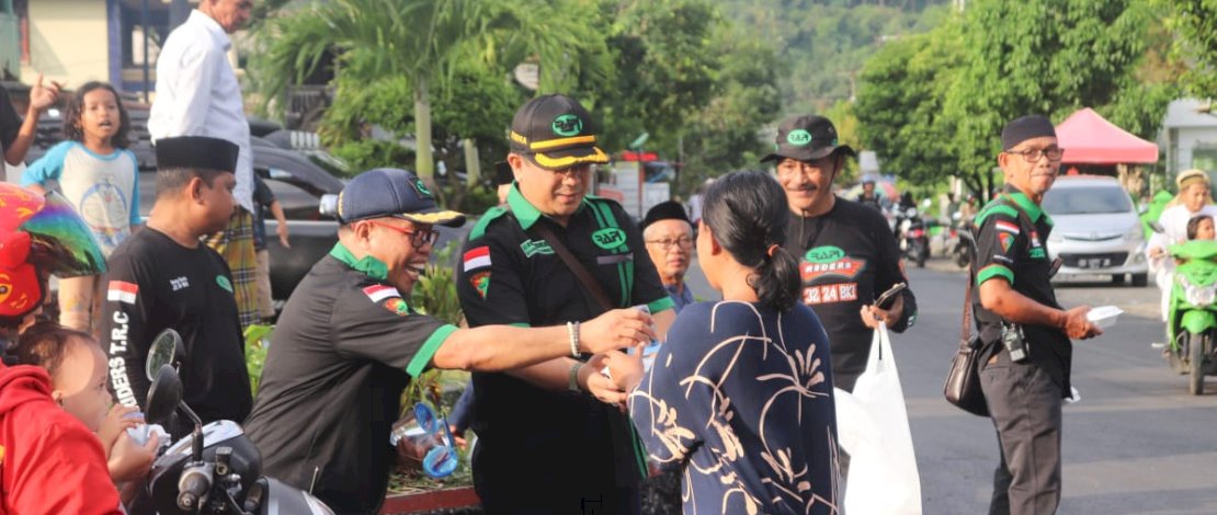 Keluarga Besar RAPI Kepulauan Selayar membagikan ratusan paket makanan siap saji  di Jalan Jenderal Sudirman Benteng Selayar. 