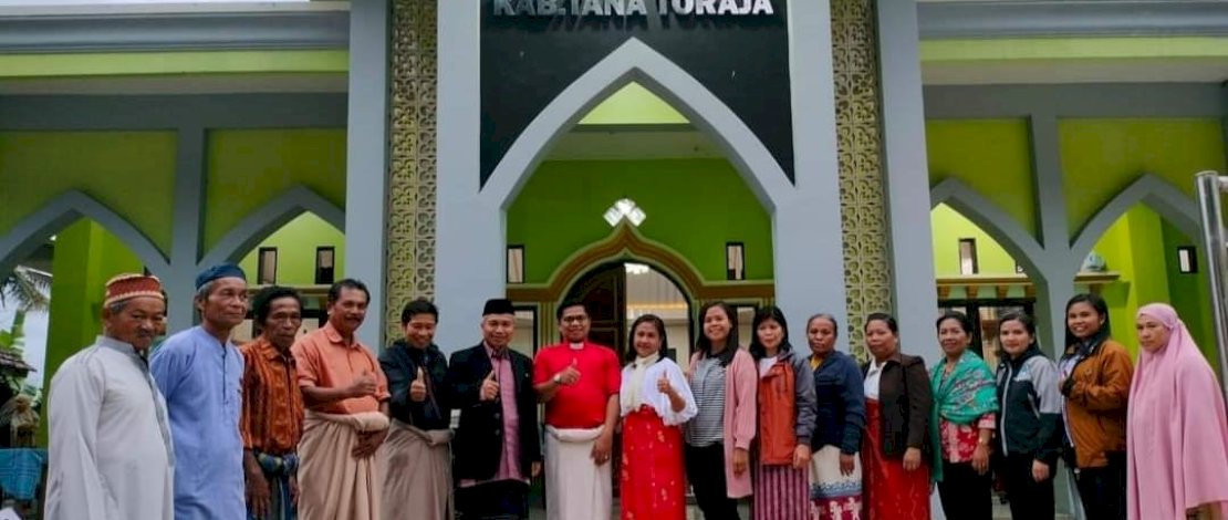 Masjid Jami Madandan, yang berlokasi di Lembang (Desa) Madandan, Kecamatan Rantetayo, Kabupaten Tana Toraja, kembali menggelar buka puasa bersama dengan melibatkan umat Kristiani, Sabtu, 15 April 2023.
Masjid Jami Madandan, yang berlokasi di Lembang (Desa) Madandan, Kecamatan Rantetayo, Kabupaten Tana Toraja, kembali menggelar buka puasa bersama dengan melibatkan umat Kristiani, Sabtu, 15 April 2023.