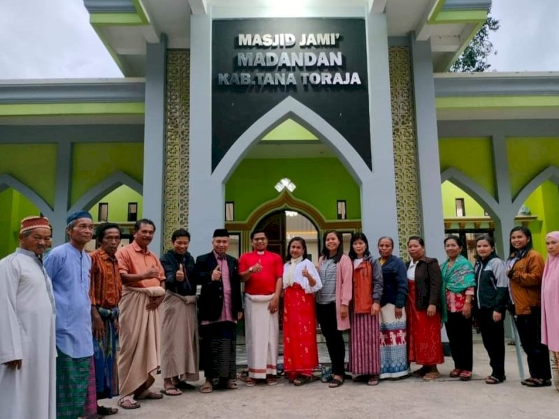 Umat Muslim Desa Madandan Buka Puasa Bersama Pendeta