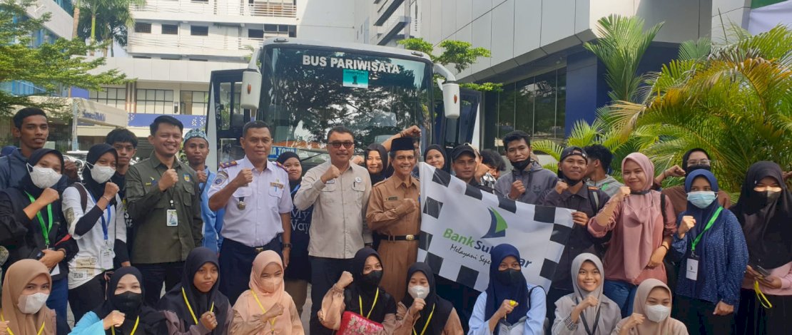 Wakil Bupati Kepulauan Selayar, Saiful Arif, melepas keberangkatan  360 mahasiswa dalam Program Mudik Gratis Lebaran, di depan Kantor Pusat Bank Sulselbar, Jalan Dr Ratulangi, Senin, 17 April 2023.