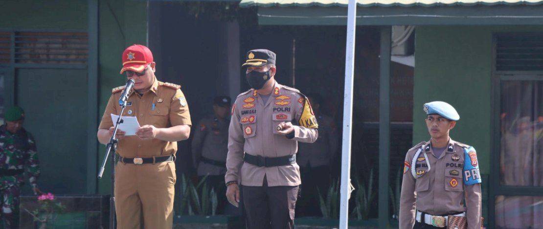 Sekretaris Daerah Kabupaten Kepulauan Selayar Mesdiono, bersama Kapolres AKBP Ujang Darmawan Hadi Saputra, memimpin pelaksanaan Apel Gelar Pasukan Operasi Ketupat 2023,  Senin, 17 April 2023.