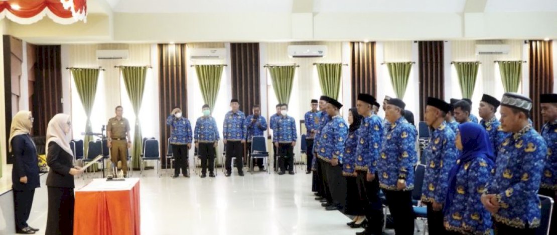Bupati Luwu Utara, Indah Putri Indriani, melantik dan mengambil sumpah 34 pejabat fungsional guru sebagai kepala sekolah.