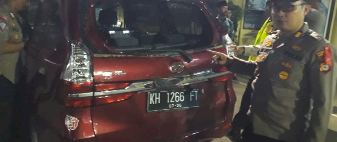 Petugas melakukan evakuasi dengan membawa mobil yang disandera warga itu di Polrestabes Makassar.