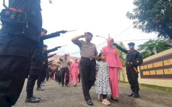 Tradisi Sangkur Pora Warnai Pelepasan Personel Brimob Bone Mutasi ke Dinas Umum