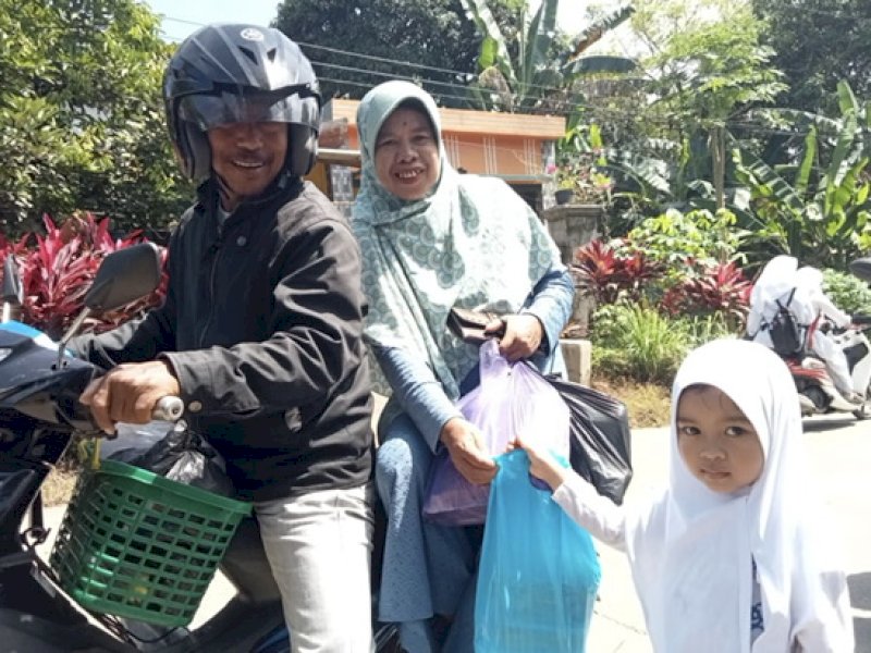 Tumbuhkan Rasa Peduli Sesama, SIT Muslih Gowa Libatkan Siswa Dalam Program 'Berbagi Paket Ramadan'