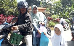 Tumbuhkan Rasa Peduli Sesama, SIT Muslih Gowa Libatkan Siswa Dalam Program 'Berbagi Paket Ramadan'