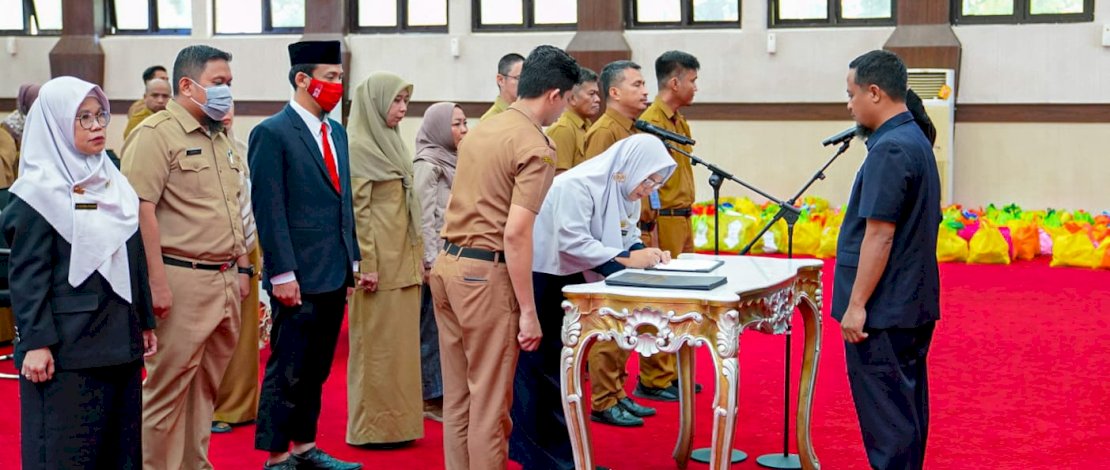 Gubernur Sulsel, Andi Sudirman Sulaiman, melakukan Pengambilan Sumpah/Janji dan Pelantikan kepada 13 ASN di Lingkup Pemprov Sulsel, di Ruang Pola Kantor Gubernur, Selasa 18 April 2023.