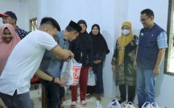 Pj Bupati dan Ketua PKK Takalar Bagikan Paket Berkah Ramadan untuk Warga Kurang Mampu