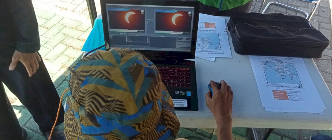 Petugas BMKG sedang memantau gerhana hibrida.