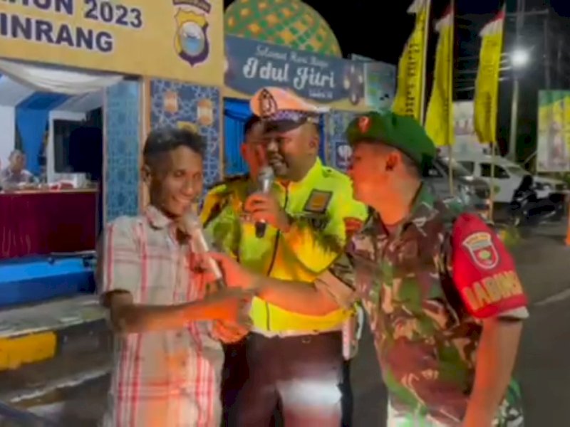 Polres Pinrang Bagi-bagi Hadiah, Pemudik Lengkap Bawa SIM STNK Dapat Uang Rp100 Ribu