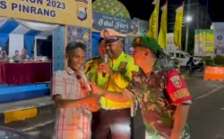 Polres Pinrang Bagi-bagi Hadiah, Pemudik Lengkap Bawa SIM STNK Dapat Uang Rp100 Ribu