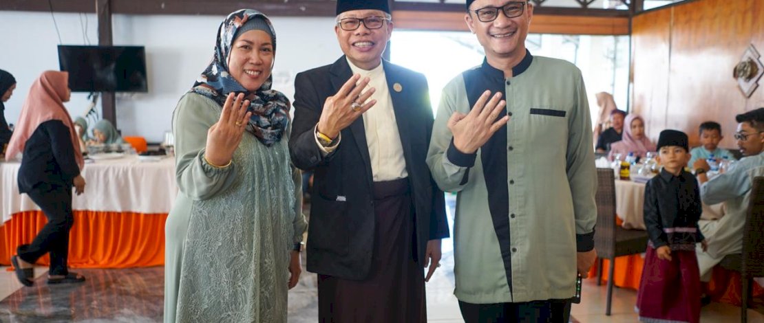 Wali Kota Parepare, Taufan Pawe, bersama masyarakat melaksanakan Salat Idul Fitri, di Alun - Alun Lapangan Andi Makkasau, Sabtu, 22 April 2023.