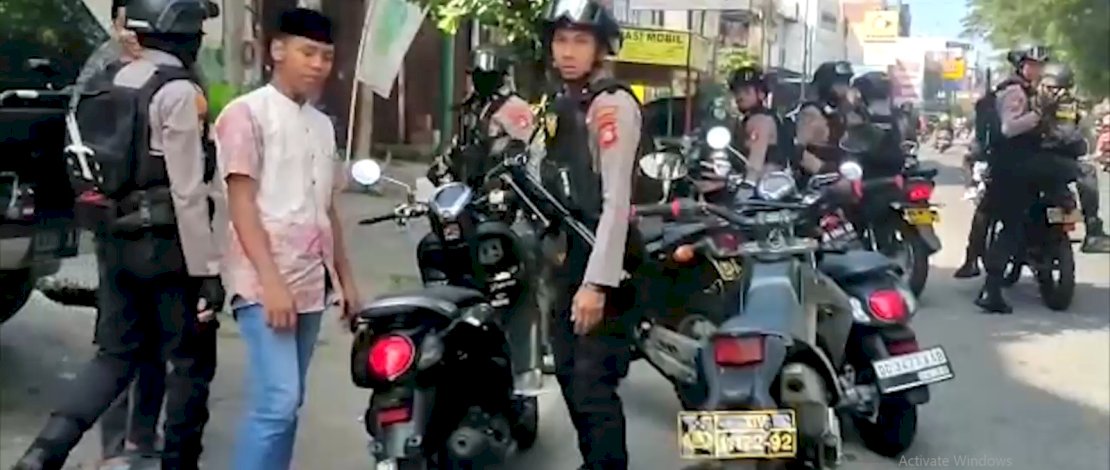 Aparat Samapta Polrestabes Makassar membubarkan aksi balap liar yang sangat meresahkan masyarakat, Sabtu, 22 April 2023.