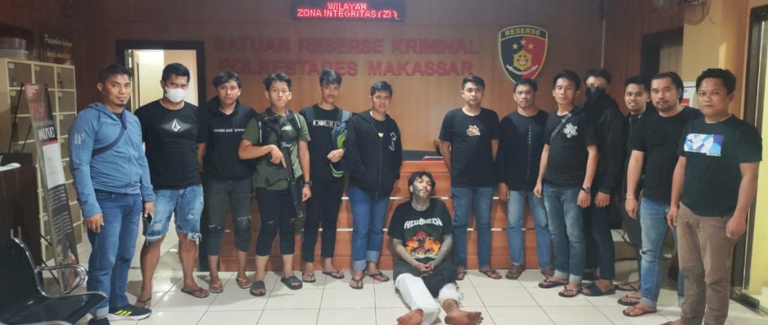 Aparat kepolisian dari Jatanras Polrestabes Kota Makassar berhasil meringkus pelaku utama penganiayaan yang mengakibatkan dua korban terluka parah usai ditebas oleh pelaku. Aparat kepolisian dari Jatanras Polrestabes Kota Makassar berhasil meringkus pelaku utama penganiayaan yang mengakibatkan dua korban terluka parah usai ditebas oleh pelaku.