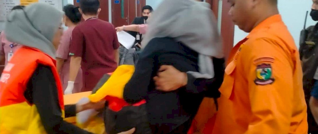 Petugas Berjibaku Selamatkan Pengunjung TSM, 45 Korban Dilarikan ke Rumah Sakit Petugas Berjibaku Selamatkan Pengunjung TSM, 45 Korban Dilarikan ke Rumah Sakit