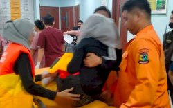 Petugas Berjibaku Selamatkan Pengunjung TSM, 45 Korban Dilarikan ke Rumah Sakit