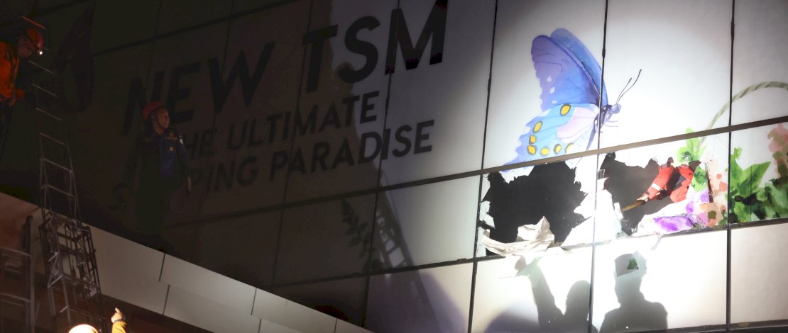 FOTO: Wali Kota Makassar Danny Pomanto Ikut Serta Bantu Evakuasi Korban Kebakaran Trans Mall 