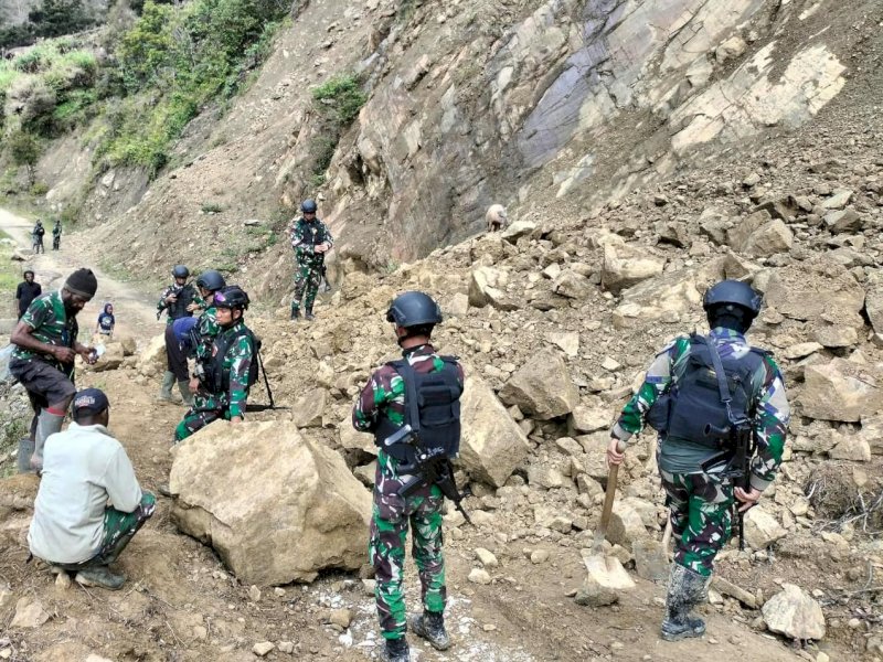 TNI - Polri dan KKB Baku Tembak di Intan Jaya