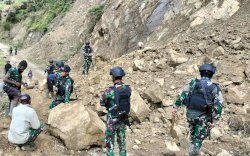 TNI - Polri dan KKB Baku Tembak di Intan Jaya