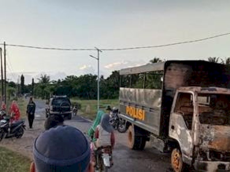 Truk Dalmas Polres Jeneponto Ditemukan Terbakar di Pinggir Jalan