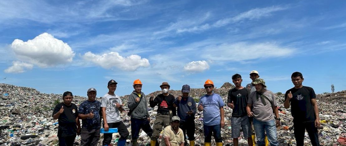 DLH Makassar melakukan pembukaan akses jalan yang tertimbun oleh gunungan sampah pada saat musim hujan. DLH Makassar melakukan pembukaan akses jalan yang tertimbun oleh gunungan sampah pada saat musim hujan.