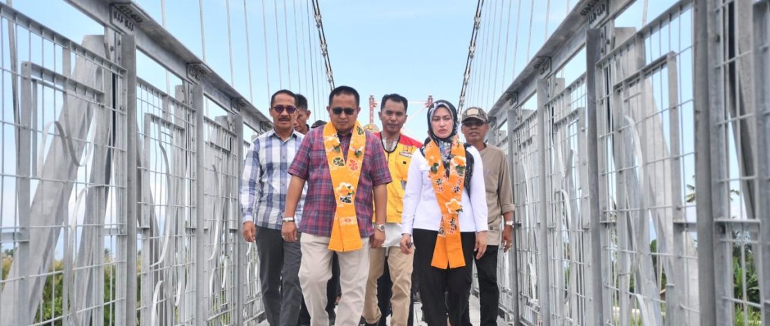 Muhammad Fauzi Resmikan Jembatan Beringin Jaya di Luwu Utara