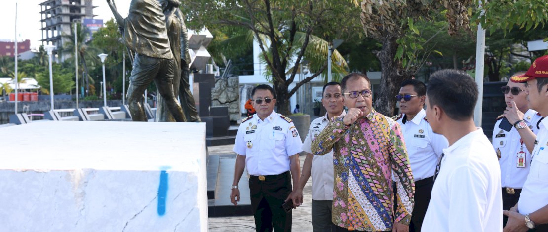 Wali Kota Makassar Moh Ramdhan Pomanto didampingi stakeholder terkait turun langsung memantau persiapan Peringatan Hari OTDA XXVII yang akan berlangsung di sepanjang Anjungan Losari, Rabu, 26 April 2023. Wali Kota Makassar Moh Ramdhan Pomanto didampingi stakeholder terkait turun langsung memantau persiapan Peringatan Hari OTDA XXVII yang akan berlangsung di sepanjang Anjungan Losari, Rabu, 26 April 2023.