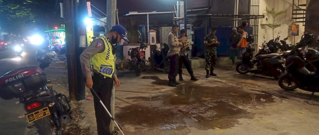 Aparat kepolisian Satuan Lalu Lintas Polrestabes Makassar melakukan olah TKP. Aparat kepolisian Satuan Lalu Lintas Polrestabes Makassar melakukan olah TKP.
