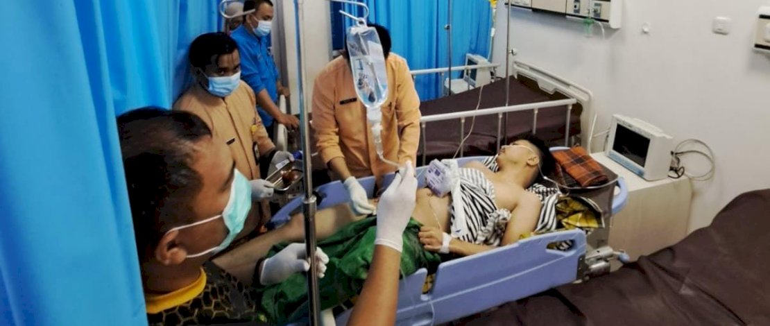 Korban luka tembak saat penyerangan yang dilakukan oleh OTK di Mapolres Jeneponto.