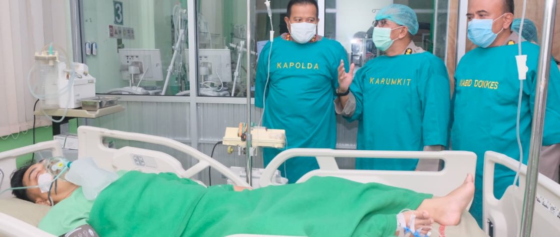 Kapolda Sulsel Jenguk Brigadir Mus yang Tertembak saat Polres Jeneponto Diserang