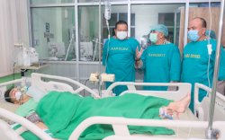 Kapolda Sulsel Jenguk Brigadir Mus yang Tertembak saat Polres Jeneponto Diserang