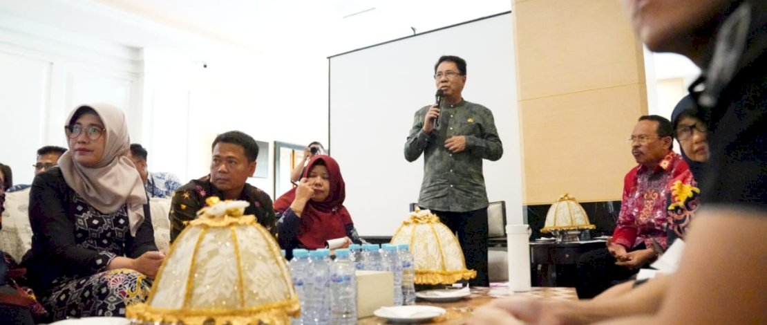 Andi Aslam Patonangi menerima kunjungan Sekertaris Daerah Provinsi Kalimantan Tengah, Nuryakin, bersama rombongan, di Baruga Lounge, Kantor Gubernur Sulsel, Jumat, 28 April 2023.