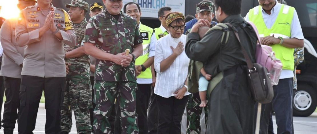 Menlu Retno Marsudi dan Panglima TNI Laksamana Yudo Margono sambut kedatangan WNI dari Sudan di Jakarta, Jumat, 28 April 2023. Menlu Retno Marsudi dan Panglima TNI Laksamana Yudo Margono sambut kedatangan WNI dari Sudan di Jakarta, Jumat, 28 April 2023.