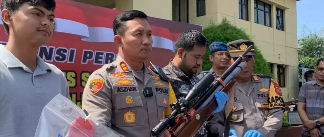 Kapolres Cianjur, AKBP Azhari Kurniawan (tengah) saat konferensi pers pengungkapan kasus penembakan siswi SMK yang dilakukan mantan pacar, Jumat 28 April 2023. Kapolres Cianjur, AKBP Azhari Kurniawan (tengah) saat konferensi pers pengungkapan kasus penembakan siswi SMK yang dilakukan mantan pacar, Jumat 28 April 2023.