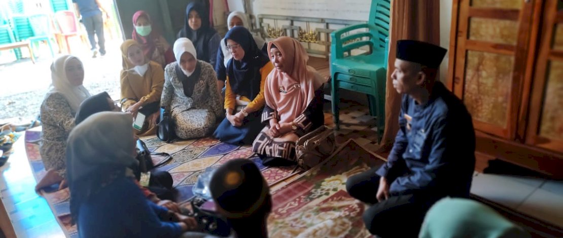 Kepala Dinas Kesehatan Takalar dr Rahmawati, didampingi Kepala Puskesmas Pattallassang Suriani, dan perwakilan Ikatan Bidan Indonesia Kabupaten Takalar, mengunjungi rumah duka almarhumah Nurmawanti Dg Kanang, ibu hamil yang meninggal bersama bayi yang dikandungnya.