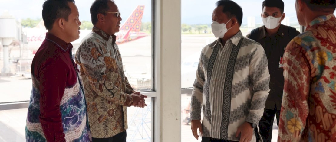 Wali Kota Makassar Moh Ramdhan Pomanto mengajak Menteri Dalam Negeri Jenderal Pol (Purn) Tito Karnavian menikmati kuliner di Makassar, dengan ikon barunya Makassar Kota Makan Enak.