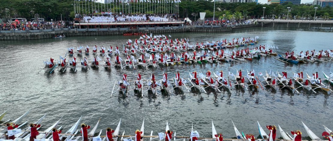 Puncak Hari OTDA ke-XXVII, 514 Bendera Kabupaten/Kota se-Indonesia Dikibarkan di Laut Losari