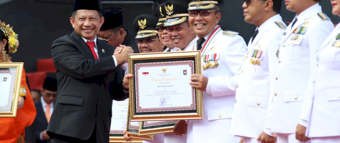 Penghargaan itu diserahkan langsung oleh Menteri Dalam Negeri Tito Karnavian dalam Upacara Peringatan Hari Otonomi Daerah Ke-27, di Anjungan City Of Makassar, Sabtu (29/4/2023).