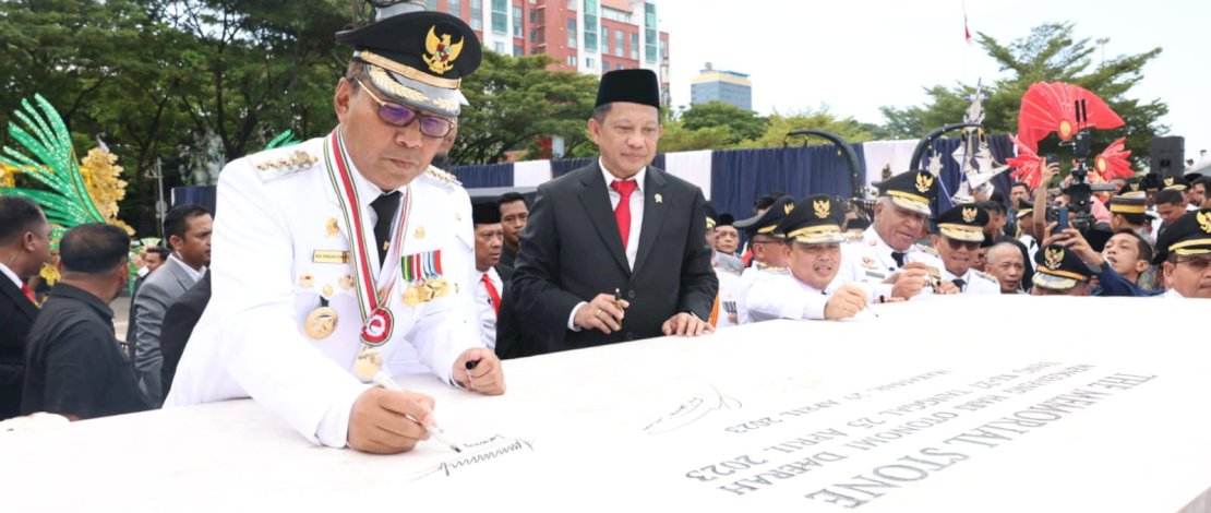 Wali Kota Makassar, Moh Ramdhan "Danny" Pomanto bersama ratusan pimpinan daerah melakukan penandatangan prasasti peringatan Hari Otonomi Daerah (OTDA).