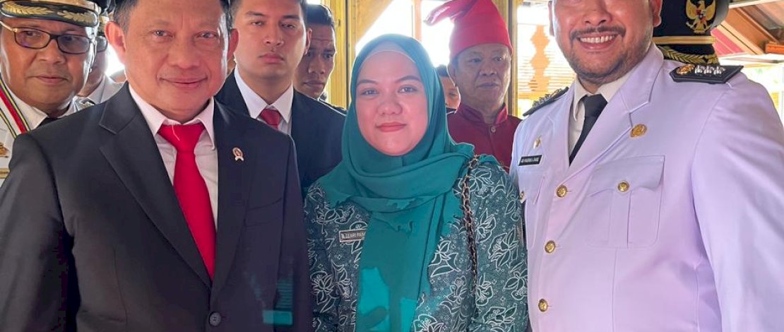 Ketua TP PKK Kecamatan Panakkukang, dr Andi Tenri Pangerang, turut mendampingi Camat Panakkukang, Andi Pangerang Nur Akbar, menerima kunjungan Mendagri Tito Karnavian dan para kepala daerah di Lorong Wisata Sidney, Sabtu, 29 April 2023.