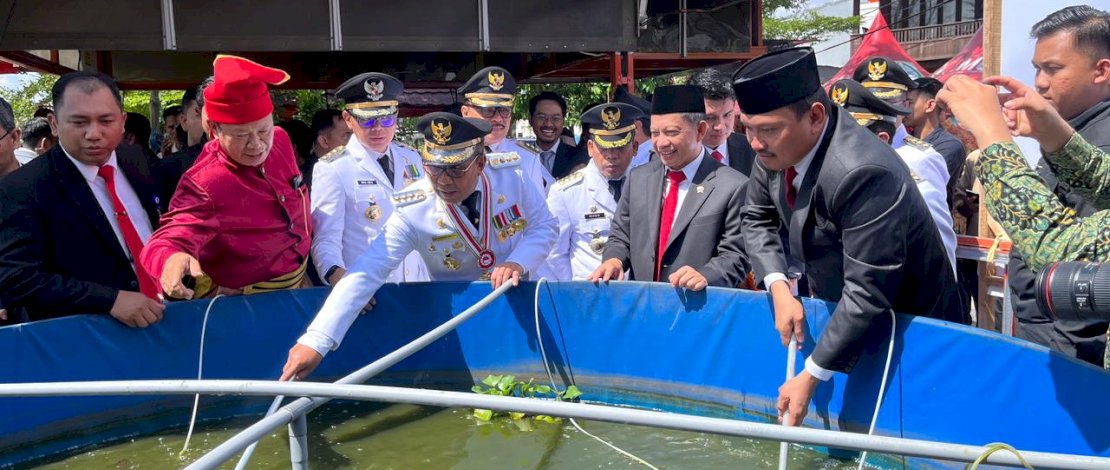 Menteri Dalam Negeri Jenderal (Purn) Tito Karnavian didampingi Wali Kota Makassar dan para kepala daerah mengunjungi Lorong Wisata Sydney di Kelurahan Tello Baru, Kecamatan Panakkukang, Sabtu, 29 April 2023. Menteri Dalam Negeri Jenderal (Purn) Tito Karnavian didampingi Wali Kota Makassar dan para kepala daerah mengunjungi Lorong Wisata Sydney di Kelurahan Tello Baru, Kecamatan Panakkukang, Sabtu, 29 April 2023.
