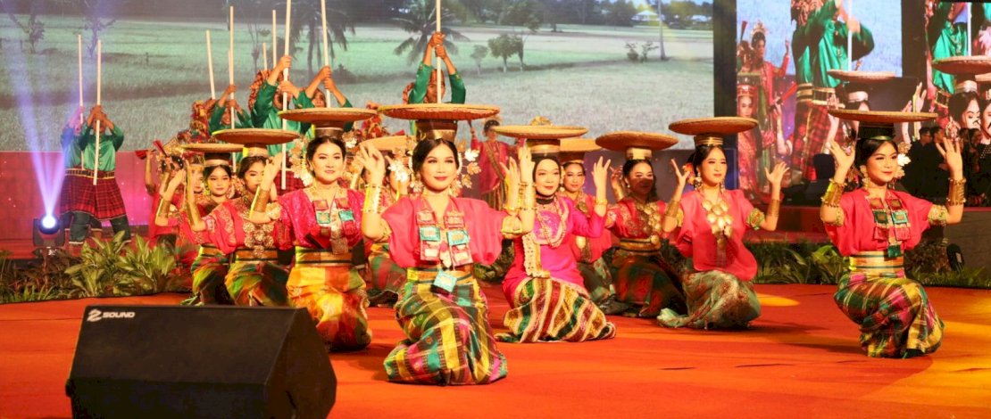 Pentas Budaya Tari Kalompoanna Hibur Ratusan Kepala Daerah Se Indonesia