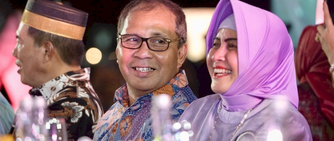 Ketua TP PKK Kota Makassar, Indira Yusuf Ismail, mendampingi Wali Kota Makassar, Moh Ramdhan "Danny" Pomanto, menjamu para Saudagar Bugis Makassar, di Anjungan Losari, Minggu malam, 30 April 2023. 
