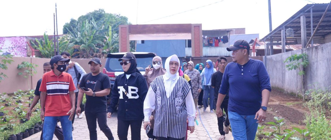 Ketua TP PKK Kota Makassar Indira Yusuf Ismail bersama Wakil Wali Kota Makassar Fatmawati Rusdi menyambangi Lorong Wisata (Longwis) Kyoto di Kecamatan Tamalate. 