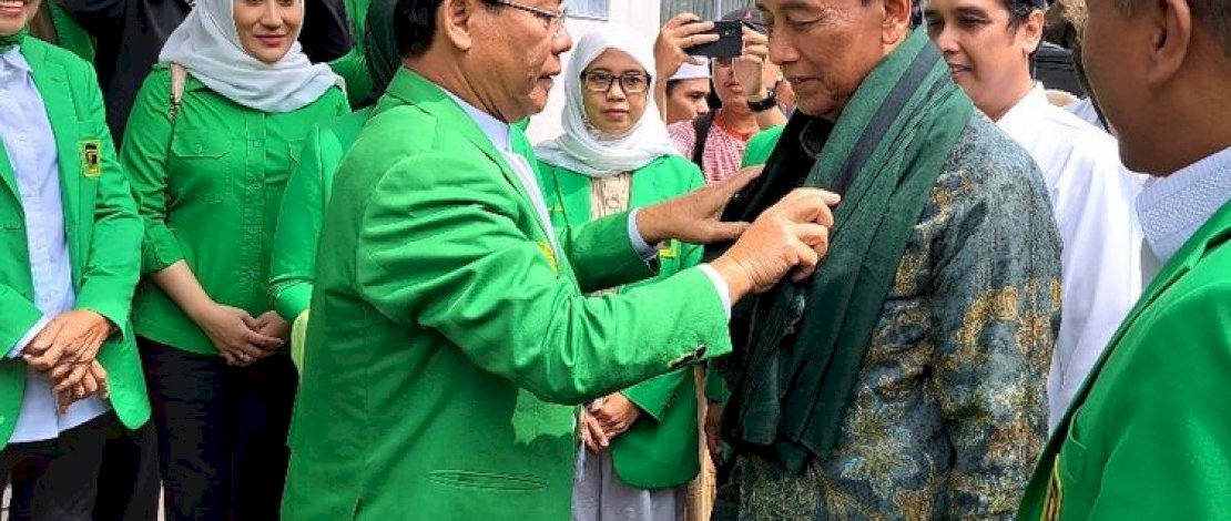 Wiranto Serahkan Nama-Nama Kader Potensial untuk Bergabung ke PPP